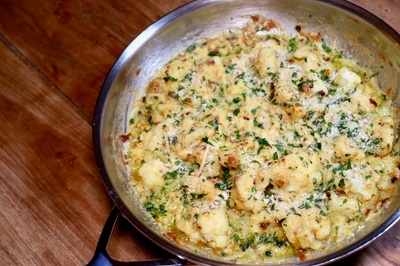 Foto van bloemkool met kaassaus