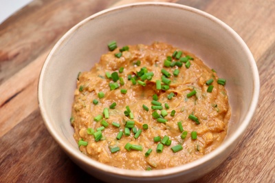 Foto van een kommetje zelfgemaakte pindasaus